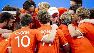 PARIJS - Nederlandse hockeyers worden toegesproken door coach Jeroen Delmee tijdens de finale tegen Duitsland op de Olympische Spelen. ANP REMKO DE WAAL