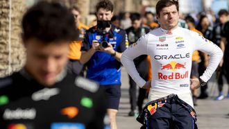 BAHREIN - Max Verstappen (Red Bull Racing) na afloop van een groepsfoto tijdens de eerste testdag op het Bahrain International Circuit voorafgaand aan de start van het Formule 1-seizoen. SANDER KONING / ANP