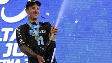 2023-01-29 00:07:09 Australian cyclist Sam Welsford celebrates at the podium after winning the 6th stage of the Vuelta a San Juan 2023, in San Juan, Argentina, on January 28, 2023. 
Andres Larrovere / AFP