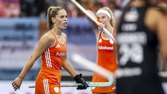 AMSTELVEEN - (l-r) Pien Sanders van Nederland en Yibbi Jansen van Nederland reageren na de 1-1 van Argentinië tijdens de finale op het WK hockey tussen Nederland en Argentinië in het Wagener Stadion. SEM VAN DER WAL / ANP