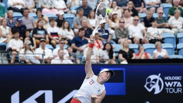 epa11804784 Iga Swiatek of Poland in action against Elena Rybakina of Kazakhstan during their women's singles match at the 2025 United Cup semi-finals in Sydney, Australia, 04 January 2025.  EPA/MARCIN CHOLEWINSKI POLAND OUT