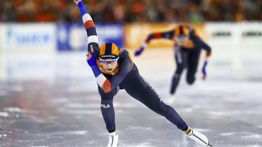 HEERENVEEN - Femke Kok (NED), Jutta Leerdam (NED) (l-r) in actie op de 500 meter vrouwen op de EK afstanden. ANP VINCENT JANNINK