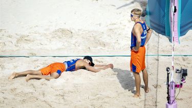 PARIJS - Steven van de Velde en Matthew Immers (L) na afloop van tijdens de groepswedstrijd van de mannen beachvolleybal tussen Nederland en Italië tijdens de Olympische Spelen in Frankrijk. ANP KOEN VAN WEEL