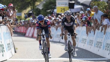 epa12185629 Winner Oscar Onley (L) from Britian of Team Picnic PostNL and second placed Joao Almeida from Portugal of UAE Team Emirates cross the finish line during the fifth stage of the Tour de Suisse cycling race, over 183.8km from La Punt to Santa Maria in Calanca, Switzerland, 19 June 2025.  EPA/GIAN EHRENZELLER