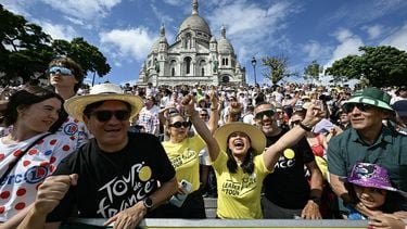 Spectators cheer as they gather in front of the Sacre Coeur basilica before the 21st stage of the 113th edition of the Tour de France cycling race, 88,7 km starting and finishing in Paris, on July 26, 2026. 
Loic VENANCE / AFP