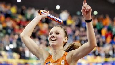 APELDOORN - Femke Bol komt over de finish tijdens de finale van het onderdeel gemende estafette met Nick Smidt, Eveline Saalberg, Tony van Diepen op de eerste dag van het EK Indoor atletiek in Omnisport Apeldoorn. ANP ROBIN VAN LONKHUIJSEN