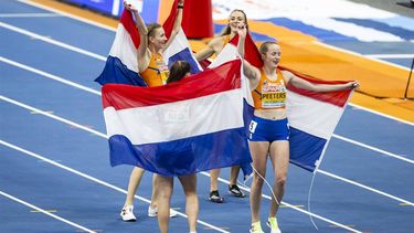 APELDOORN - Femke Bol, Nina Franke, Cathelijn Peeters, Lieke Klaver vieren de eerste plek op de 4x400 meter relay finale voor vrouwen op de vierde dag van het EK Indoor atletiek in Omnisport Apeldoorn. ANP IRIS VAN DEN BROEK