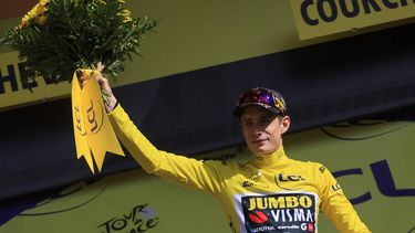 2023-07-19 17:48:09 epa10755969 Danish rider Jonas Vingegaard of team Jumbo-Visma celebrates on the podium after retaining the overall leader's yellow jersey after the 17th stage of the Tour de France 2023, a 166kms race from Saint-Gervais Mont-Blanc to Courchevel, France, 19 July 2023.  EPA/MARTIN DIVISEK