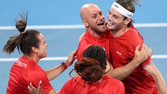 epa11806986 Taylor Fritz (R) of Team USA  celebrates  with team mates after winning the men's singles finals match against Hubert Hurkacz of Team Poland at the 2025 United Cup at Ken Rosewall Arena in Sydney, Australia, 05 January 2025.  EPA/MARK EVANS AUSTRALIA AND NEW ZEALAND OUT