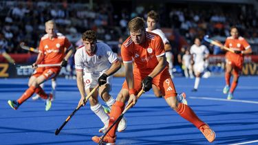 AMSTELVEEN - Conor Williamson van Engeland en Koen Bijen van Nederland tijdens de wedstrijd op het WK hockey tussen Nederland en Engeland in het Wagener Stadion. KOEN VAN WEEL / ANP