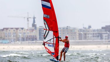 SCHEVENINGEN - Luuc van Opzeeland in actie in de medaillerace iQfoiling tijdens de negende dag van de wereldkampioenschappen zeilen. ANP SEM VAN DER WAL