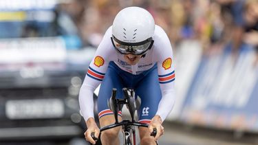 2023-08-11 16:55:54 epa10795428 Geraint Thomas of Britain competes in the Men Elite Individual Time Trial of the Road Cycling events at the UCI Cycling World Championships 2023 in Stirling, Britain, 11 August 2023.  EPA/ROBERT PERRY