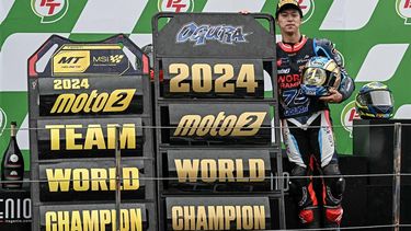 MT Helmets - MSI's Japanese rider Ai Ogura celebrates winning the Moto2 Championship after coming in second place in the Moto2 class race of the MotoGP Thailand Grand Prix at the Buriram International Circuit in Buriram on October 27, 2024. 
Lillian SUWANRUMPHA / AFP