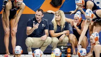 EINDHOVEN - Coach Evangelos Doudesis van Nederland en spelers tijdens de halve finale EK waterpolo voor vrouwen wedstrijd van Nederland tegen Italie in het Pieter van den Hoogenband Zwemstadion. ANP SEM VAN DER WAL