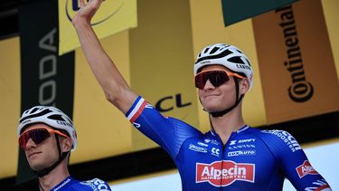 2023-07-09 13:09:24 epa10735756 Dutch rider Mathieu van der Poel of team Alpecin-Deceuninck waves to fans before the start of the 9th stage of the Tour de France 2023, a 184kms race from Saint-Leonard-de-Noblat to Puy de Dome, France, 09 July 2023.  EPA/CHRISTOPHE PETIT TESSON