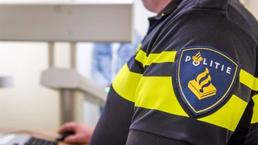 2018-08-17 15:27:39 ROTTERDAM - Een politie neemt vingerafdrukken en maakt een foto van een verdachte. ANP XTRA LEX VAN LIESHOUT