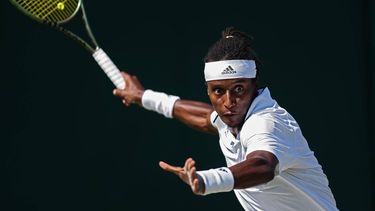 2023-07-07 15:50:27 epa10732416 Mikael Ymer of Sweden in action during his Men's Singles 3rd round match against Daniel Elahi Galan of Colombia at the Wimbledon Championships, Wimbledon, Britain, 07 July 2023.  EPA/ADAM VAUGHAN   EDITORIAL USE ONLY