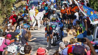 Spectators cheer as Team Ineos' Ecuadorian rider Richard Carapaz (C) rides up the Colle della Maddalena pass for the second time during the 14th stage of the Giro 'Italia 2022 cycling race, 147 kilometers from Santena to Turin, on May 21, 2022. 
Luca Bettini / AFP