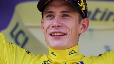 2023-07-15 19:04:50 Jumbo-Visma's Danish rider Jonas Vingegaard celebrates on the podium with the overall leader's yellow jersey after the 14th stage of the 110th edition of the Tour de France cycling race, 152 km between Annemasse and Morzine Les Portes du Soleil, in the French Alps, on July 15, 2023. 
Thomas SAMSON / AFP