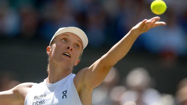 epa13085734 Iga Swiatek of Poland serves during her Women's Singles third round match against Alexandra Eala of the Philippines at the Wimbledon Championships in London, Britain, 04 July 2026.  EPA/NEIL HALL