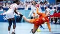 PARIJS - Handbalster Nikita van der Vliet (R) in actie tegen Vilma Nenganga (L) van Angola. Het olympisch handbaltoernooi voor vrouwen vindt plaats van 25 juli tot en met 10 augustus. ANP KOEN VAN WEEL