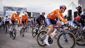 MONTREAL - Pascal Eenkhoorn, Mathieu van der Poel, Tim van Dijke (l-r) gaan van start voor de wegwedstrijd bij de mannen op de wereldkampioenschappen wielrennen. ROBIN VAN LONKHUIJSEN / ANP