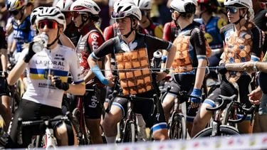 epa13146081 The riders wait for the start wearing cooling vests to beat the heat during the first stage a 137 km loop from Lausanne to Lausanne at the 5th edition of the Women's Tour de France cycling race (Tour de France Femmes), in Lausanne, Switzerland, 01 August 2026.  EPA/JEAN-CHRISTOPHE BOTT