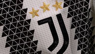 The logo of Juventus is pictured on the jersey of Juventus' Argentinian forward Angel Di Maria during the UEFA Europa League quarter-finals first leg football match between Juventus and Sporting CP, on April 13, 2023 at the Juventus stadium in Turin. 
Marco BERTORELLO / AFP