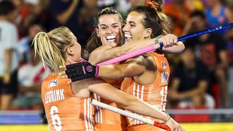 2022-07-17 22:14:54 TERRASSA - Frederique Matla (NED) (r) krijgt de felicitatie's van Laurien Leurink (NED) (l) en Lidewij Welten (NED) na het scoren van 2-0  tijdens de finale tussen Nederland en Argentinie op het WK hockey. ANP WILLEM VERNES