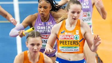 APELDOORN - Cathelijne Peeters hindert een Britse atlete tijdens een wissel tijdens de finale 4x400 meter estafette op de vierde dag van het EK Indoor atletiek in Omnisport Apeldoorn. ANP IRIS VAN DEN BROEK