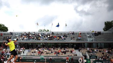 US Brandon Nakashima serves to Poland's Hubert Hurkacz during their men's singles match on Court Simonne-Mathieu on day five of the French Open tennis tournament at the Roland Garros Complex in Paris on May 30, 2024. 
Anne-Christine POUJOULAT / AFP