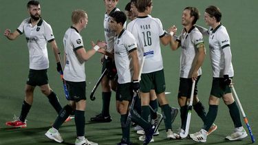 ROTTERDAM - Hockeyer Jeroen Hertzberger (2eR) van Rotterdam scoort tijdens de hockey Tulp Hoofdklasse wedstrijd tegen HDM, en wordt daarmee hoofdklassetopscorer aller tijden. ANP SANDER KONING