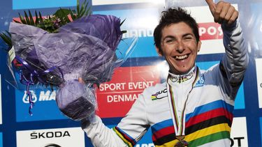 Giorgia Bronzini of Italy poses with her new gold medal on the podium after winning the Women's Elite Road Race competition, on September 24, 2011, in Copenhagen. The UCI Cycling Road World Championships are held in Denmark's capital from September 19 to 25. AFP PHOTO/JONATHAN NACKSTRAND
JONATHAN NACKSTRAND / AFP