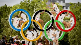 PARIJS - De olympische ringen in het olympisch dorp van Parijs voorafgaand aan het begin van de Spelen. Het olympisch dorp is 52 hectare groot en wordt na de Spelen getransformeerd tot een milieuvriendelijke wijk voor 6000 inwoners met twee scholen, een hotel, een openbaar park, winkels en kantoren. Op het hoogtepunt verblijven er bijna 14.500 mensen in het dorp, onder wie 9000 atleten uit meer dan 200 landen. ANP REMKO DE WAAL