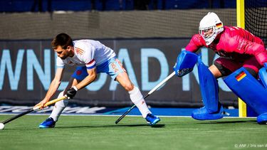 UTRECHT - Thierry Brinkman(NED) in duel tegen keeper Jean-Paul Danneberg (DUI) tijdens de FIH Pro League mannenhockey groepswedstrijd. ANP IRIS VAN DEN BROEK