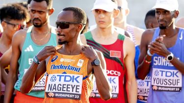 2023-08-27 06:58:44 BOEDAPEST - Abdi Nageeye voorafgaand aan de marathon tijdens de laatste dag van de wereldkampioenschappen atletiek. ANP ROBIN VAN LONKHUIJSEN