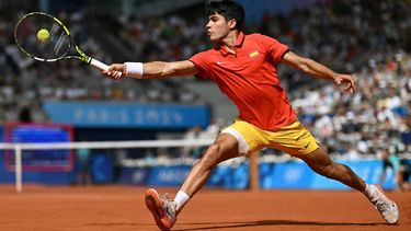 Spain's Carlos Alcaraz returns to Serbia's Novak Djokovic during their men's singles final tennis match on Court Philippe-Chatrier at the Roland-Garros Stadium during the Paris 2024 Olympic Games, in Paris on August 4, 2024.  
PATRICIA DE MELO MOREIRA / AFP