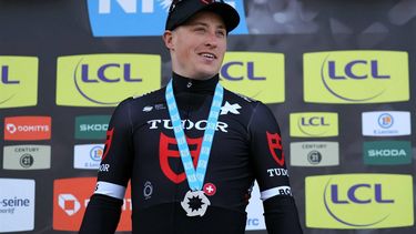 Stage winner Tudor Pro Cycling Team's Dutch cyclist Arvid De Kleijn celebrates on the podium after winning the 2nd stage of the Paris-Nice cycling race, 179 km between Thoiry and Montargis, on March 4, 2024. 
Thomas SAMSON / AFP