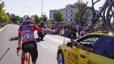 epa12376605 Danish rider Jonas Vingegaard of Visma Lease a Bike (C) interacts with the team car during the 21st and last stage of La Vuelta a Espana cycling race, a 103.6 km race between Alalpardo and Madrid, Spain, 14 September 2025.  EPA/Javier Lizon