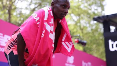 epa12914837 Sabastian Sawe of Kenya poses after winning the London Marathon with a World Record and the first sub two-hour marathon time of 1:59:30 h during the London Marathon in London, Britain, 26 April 2026. Taking place since 1981, the London Marathon is one of the most popular marathons in the world, with a record-breaking total of more than 59,000 people are expected to take part in the 2026 race.  EPA/NEIL HALL