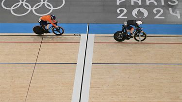 An overview shows Britain's Emma Finucane (R) winning ahead of Netherlands' Hetty van de Wouw in the women's track cycling sprint final race 1 for bronze of the Paris 2024 Olympic Games at the Saint-Quentin-en-Yvelines National Velodrome in Montigny-le-Bretonneux, south-west of Paris, on August 11, 2024. 
Sebastien BOZON / AFP