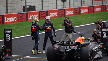 epa11291546 First placedd Red Bull Racing driver Max Verstappen of the Netherlands (2-L) and third place Red Bull Racing driver Sergio Perez of Mexico (L) shake hands winning the Formula One Chinese Grand Prix, in Shanghai, China, 21 April 2024. The 2024 Formula 1 Chinese Grand Prix is held at the Shanghai International Circuit racetrack on 21 April after a five-year hiatus.  EPA/ANDRES MARTINEZ CASARES
