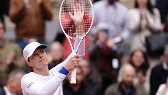 Poland's Iga Swiatek celebrates after winning her women's singles round of sixteen match against Russia's Anastasia Potapova on Court Philippe-Chatrier on day eight of the French Open tennis tournament at the Roland Garros Complex in Paris on June 2, 2024. 
Dimitar DILKOFF / AFP