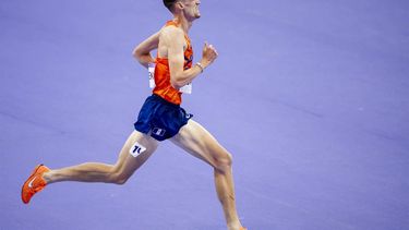 PARIJS - Mike Foppen in actie tijdens de finale van de 5000m (m) van het atletiek tijdens de Olympische Spelen. ANP ROBIN VAN LONKHUIJSEN