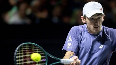ROTTERDAM - Alex de Minaur (AUS) in actie tegen Carlos Alcaraz (ESP) tijdens de finale op de zevende dag van het ABN AMRO Open tennistoernooi in Ahoy. ANP SANDER KONING