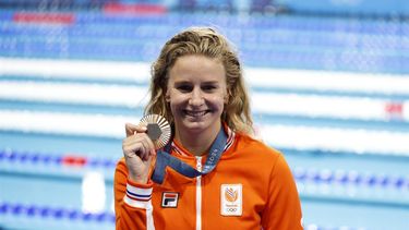 epa11517217 Bronze medalist Tes Schouten of Netherlands poses for photos after the podium the Women 200m Breatstroke of the Swimming competitions in the Paris 2024 Olympic Games, at the Paris La Defense Arena in Paris, France, 01 August 2024.  EPA/FRANCK ROBICHON