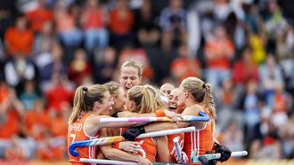 AMSTELVEEN - Speelsters van Nederland vieren de  3-2 van Joosje Burg van Nederland  tijdens de groepsfase wedstrijd op het WK hockey tussen Australië en Nederland in het Wagener Stadion. KOEN VAN WEEL / ANP