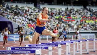 TOKIO - Femke Bol op het onderdeel 400 meter horden tijdens de WK atletiek in het Japan National Stadium. ANP ROBIN VAN LONKHUIJSEN