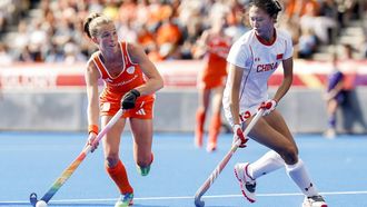 AMSTELVEEN - Xan de Waard van Nederland in duel met Hong Li van China tijdens de wedstrijd op het WK hockey tussen Nederland en China in het Wagener Stadion. BAS CZERWINSKI / ANP