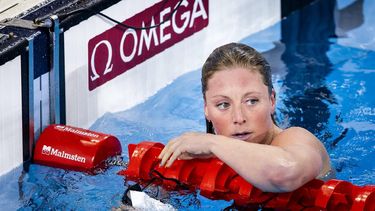 DOHA - Kira Toussaint na afloop van de finale 100 rug vrouwen tijdens de derde dag van het wereldkampioenschappen langebaan zwemmen. De WK was een van de mogelijkheden voor de Nederlandse zwemmers om limieten te zwemmen voor de Spelen van Parijs in 2024. ANP KOEN VAN WEEL